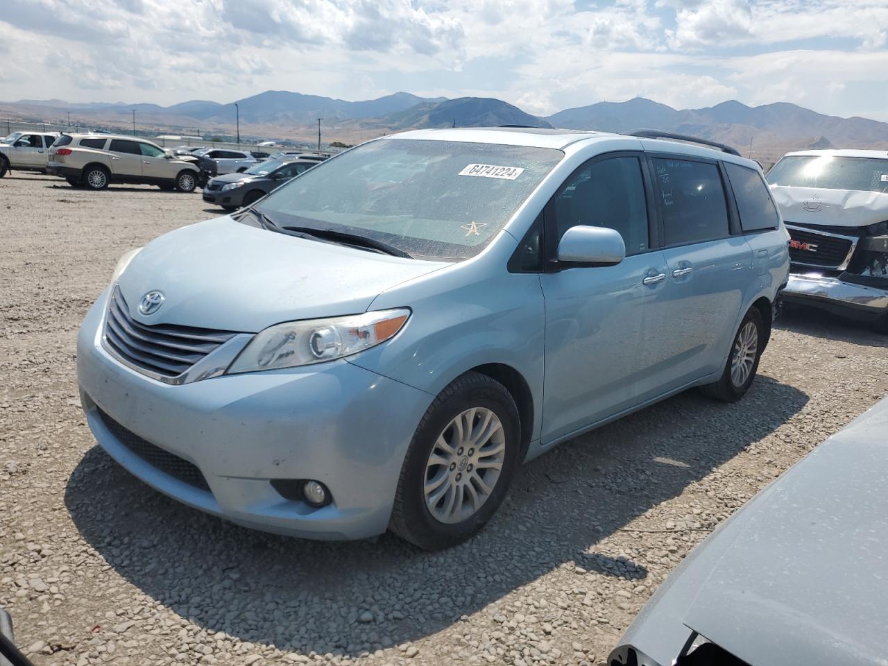 TOYOTA SIENNA XLE 2017 blue  gas 5TDYZ3DC8HS829387 photo #1