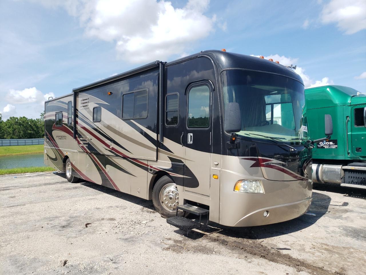 FREIGHTLINER CHASSIS XC 2010 two tone  diesel 4UZACJDTXACAT5987 photo #1