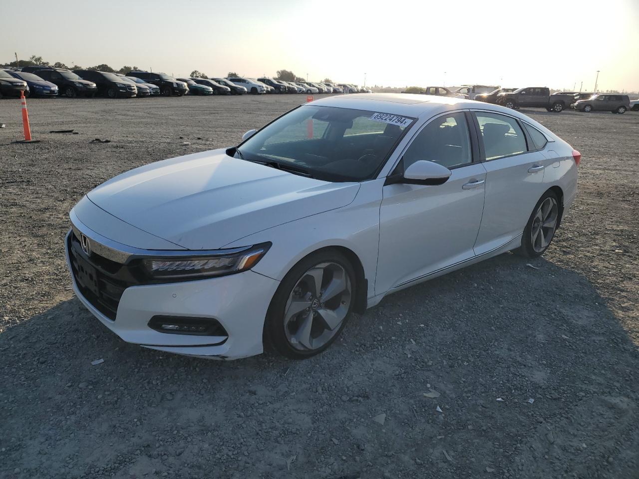 HONDA ACCORD TOU 2018 white  gas 1HGCV2F90JA005261 photo #1