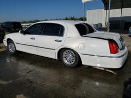 LINCOLN TOWN CAR C 1998 white  gas 1LNFM83W8WY702103 photo #3