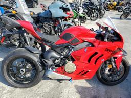 DUCATI PANIGALE V 2022 red  gas ZDMDAGWW7NB002265 photo #2