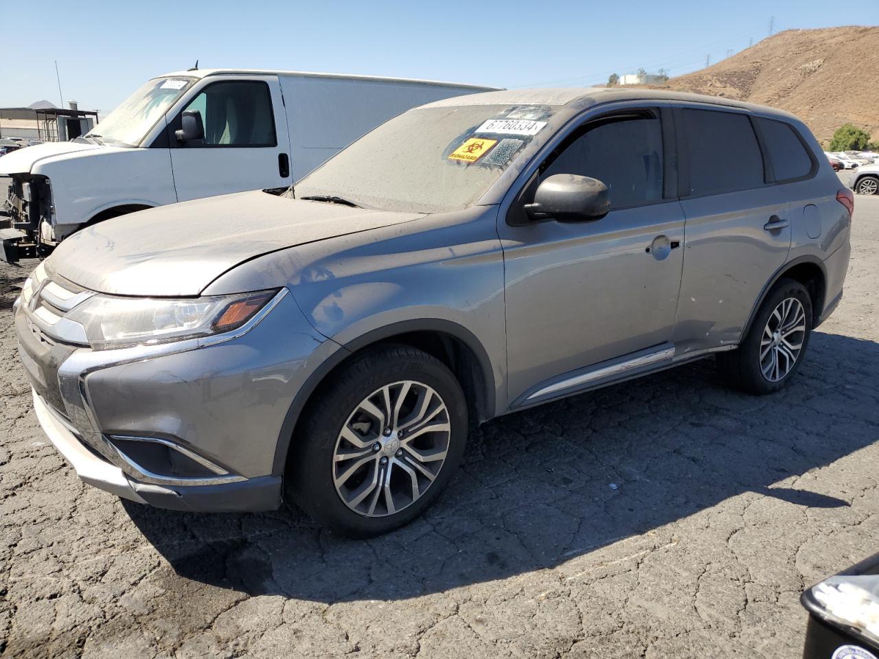 MITSUBISHI OUTLANDER 2018 silver  gas JA4AD2A38JZ005712 photo #1