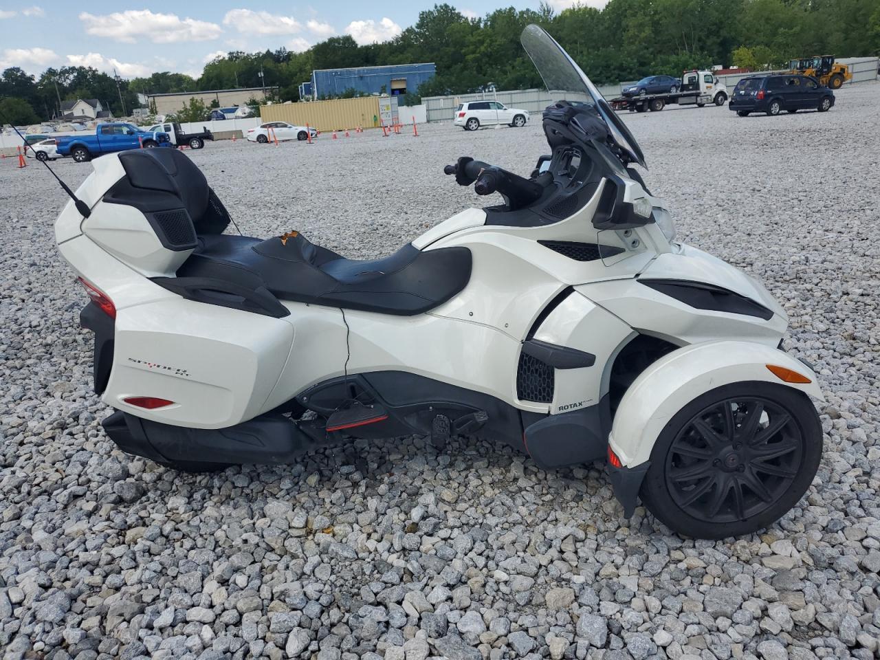 CAN-AM SPYDER ROA 2018 white  gas 2BXNBDD25JV000013 photo #1