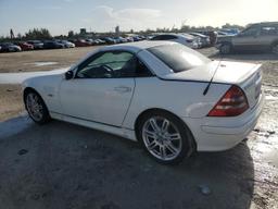 MERCEDES-BENZ SLK 320 2004 white  gas WDBKK65FX4F311407 photo #3