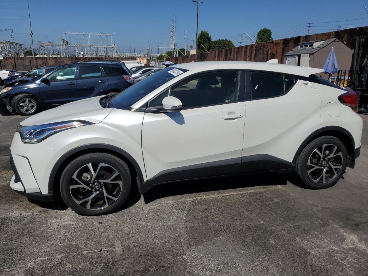 TOYOTA C-HR XLE 2020 white  gas JTNKHMBX6L1068073 photo #1