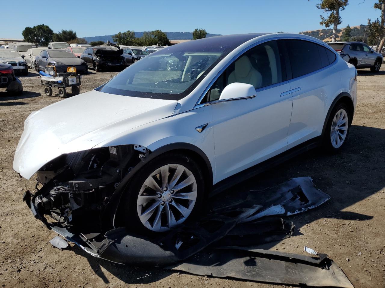 TESLA MODEL X 2018 white  electric 5YJXCAE27JF141043 photo #1