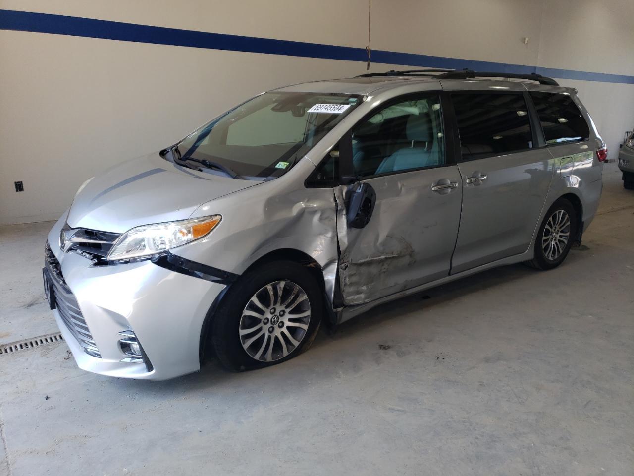 TOYOTA SIENNA XLE 2019 silver  gas 5TDYZ3DC0KS974933 photo #1