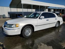 LINCOLN TOWN CAR C 1998 white  gas 1LNFM83W8WY702103 photo #2