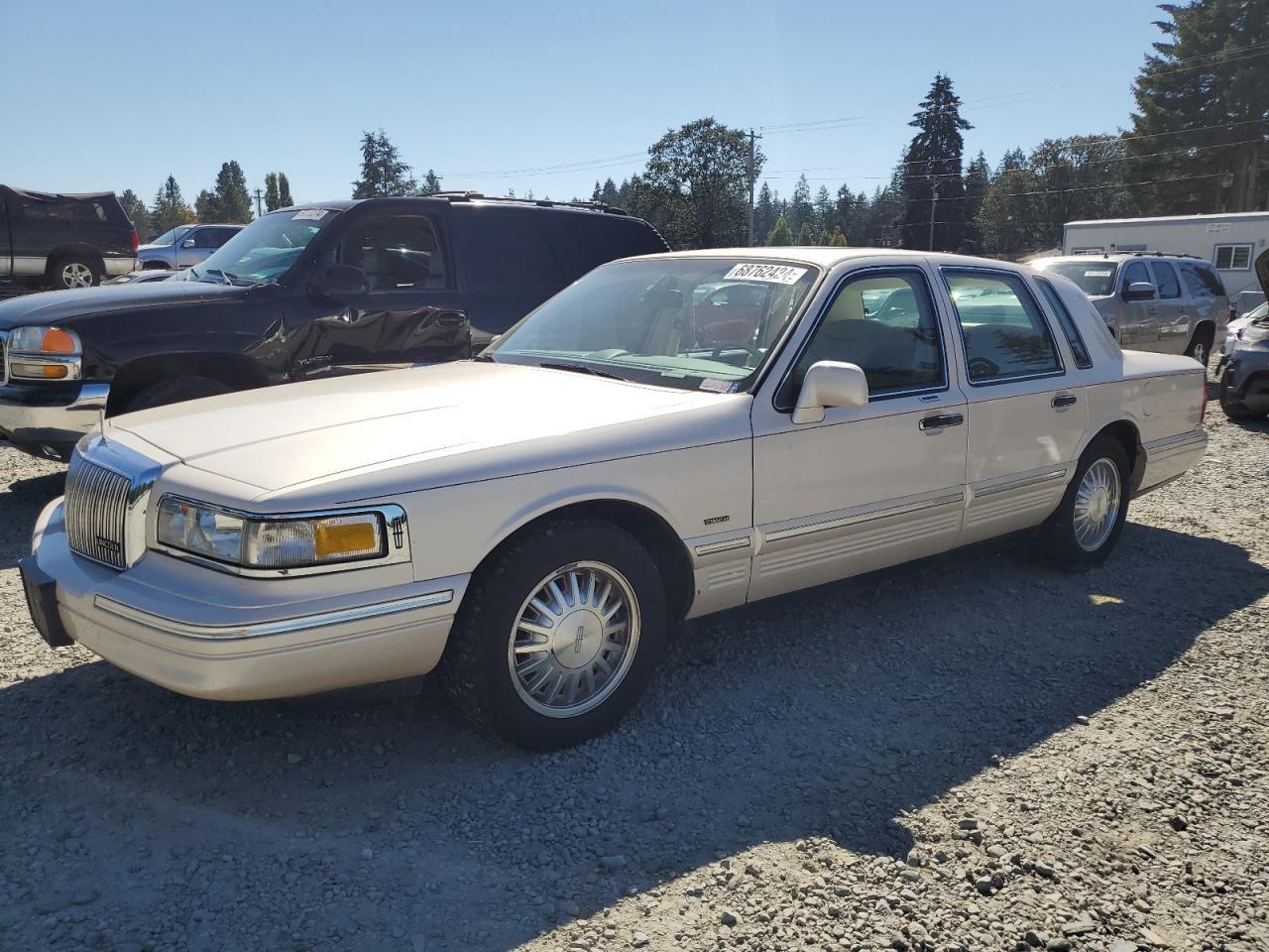 LINCOLN TOWN CAR C 1996 cream  gas 1LNLM83W5TY628458 photo #1