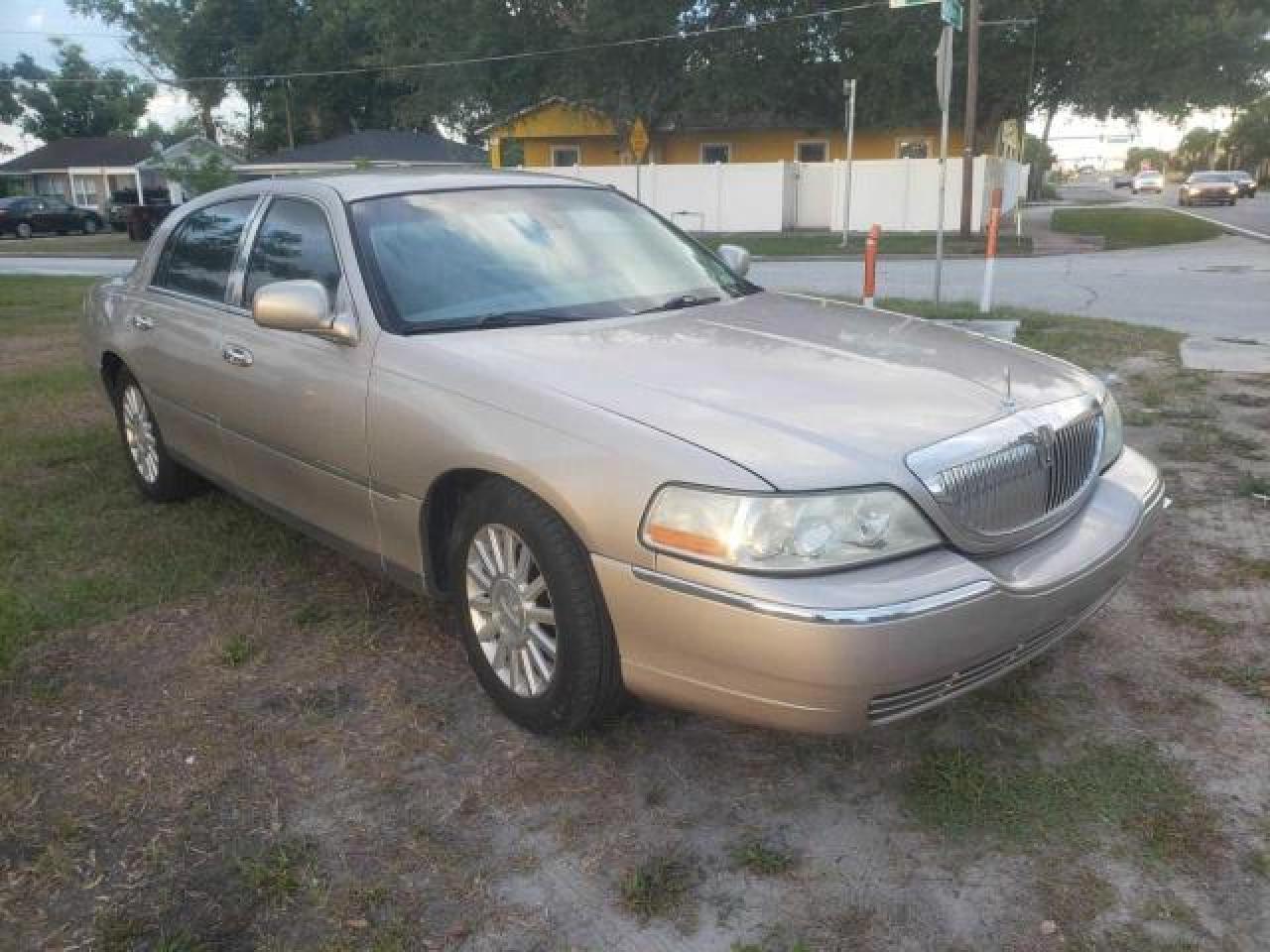 LINCOLN TOWN CAR E 2003 gray sedan 4d gas 1LNHM81W13Y687189 photo #1