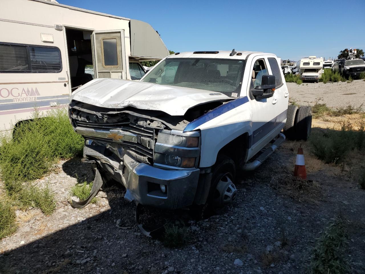 CHEVROLET SILVERADO 2015 white 4dr ext diesel 1GB5KZC80FZ551026 photo #1