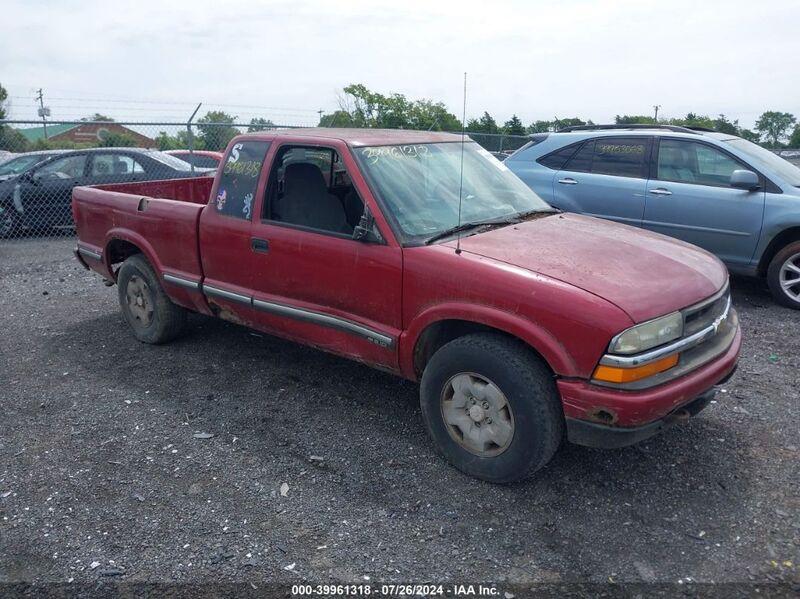 2002 CHEVROLET S-10 LS Red  Gasoline 1GCDT19W428200552 photo #1