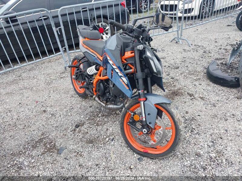 2024 KTM 390 DUKE Orange  Gasoline MD2JPJ409RN276428 photo #1