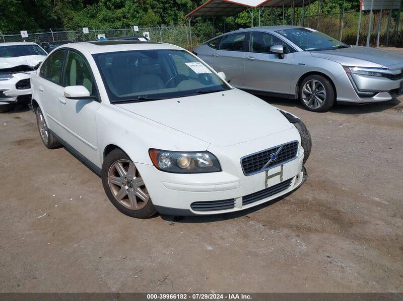 2006 VOLVO S40 2.4I White  Gasoline YV1MS382562195135 photo #1