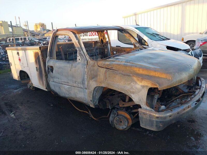 2002 CHEVROLET SILVERADO 2500HD White  Gasoline 1GBHC24U82E278223 photo #1