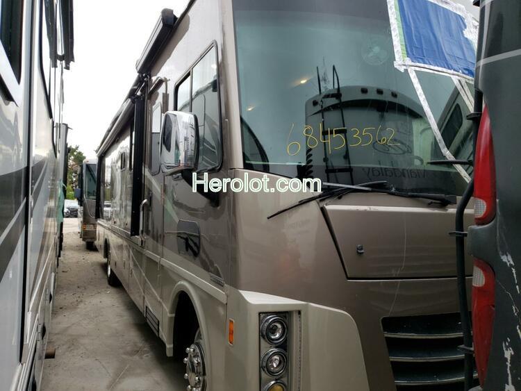 WINNEBAGO WINNEBAGO 2017 two tone motorize gas  68453562 1F66F5DY3H0A01020 1F66F5DY3H0A01020 photo #1