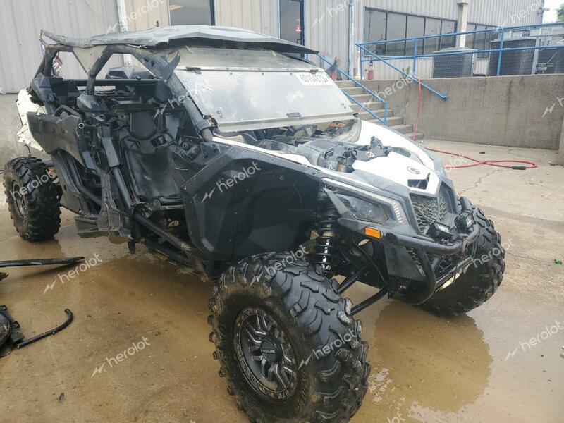 CAN-AM MAVERICK X 2018 white  gas 3JBVMAW46JK000060 photo #1