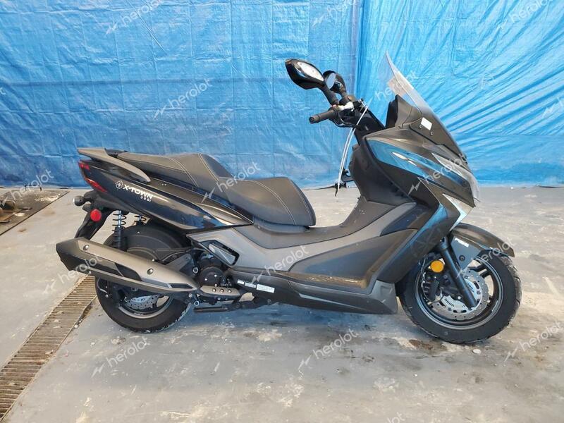 KYMCO USA INC X-TOWN 300 2020 black  gas LC2W1M246LC100120 photo #1