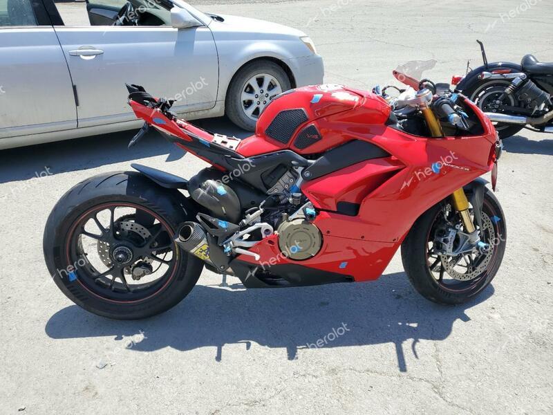 DUCATI PANIGALE V 2018 red  gas ZDMDAGNW6JB001409 photo #1