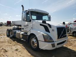 VOLVO VN VNL 2017 white  diesel 4V4NC9EHXHN983367 photo #2