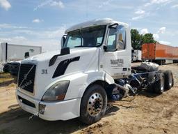 VOLVO VN VNL 2017 white  diesel 4V4NC9EHXHN983367 photo #3