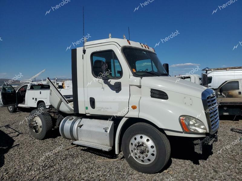 FREIGHTLINER CASCADIA 1 2013 white tractor diesel 3AKBGADV5DSBN2845 photo #1