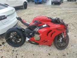 DUCATI PANIGALE V 2022 red  gas ZDMDAGWW7NB000421 photo #2