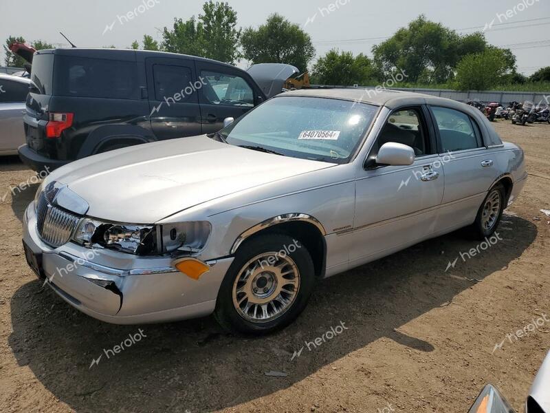 LINCOLN TOWN CAR C 2000 silver  gas 1LNHM83W8YY793577 photo #1