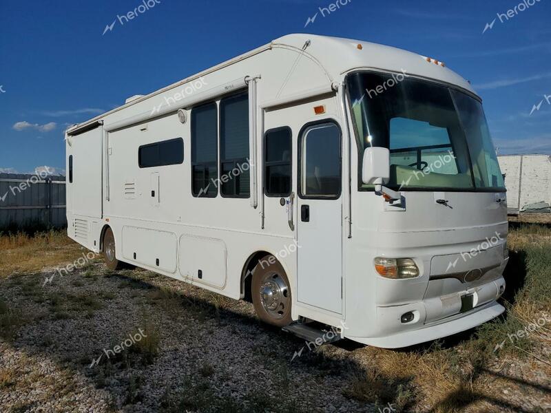 FREIGHTLINER CHASSIS X 2004 white motorize diesel 4UZAAHAK44CN07791 photo #1