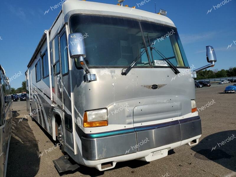 FREIGHTLINER CHASSIS VC 2000 white  diesel 4UZ6LMEB3YCF85930 photo #1