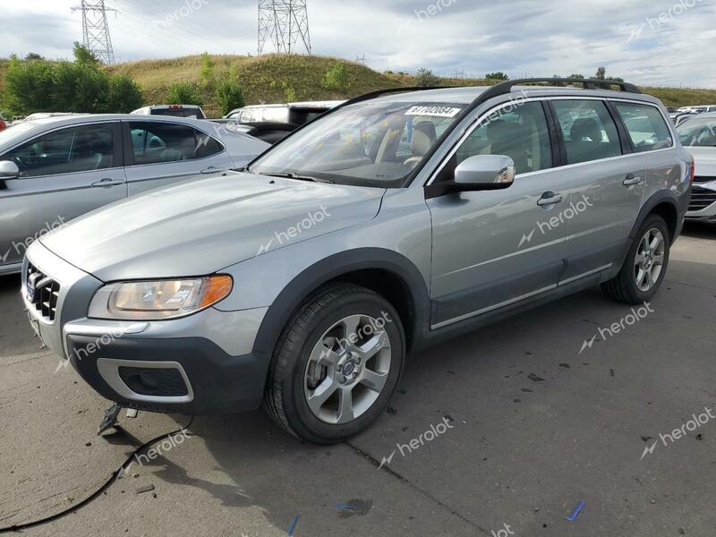 VOLVO XC70 3.2 2010 silver  gas YV4982BZXA1081556 photo #1