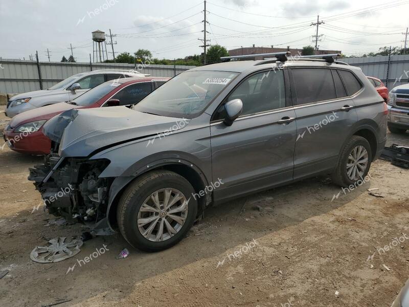 VOLKSWAGEN TIGUAN S 2018 gray  gas 3VV0B7AX5JM068633 photo #1