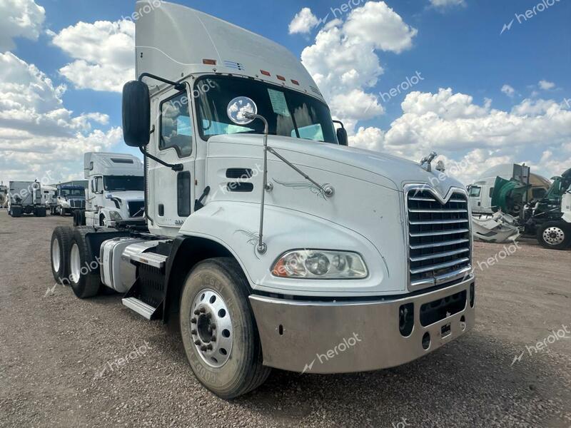 MACK 600 CXU600 2011 white tractor diesel 1M1AW02Y6BM017063 photo #1