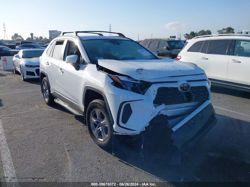 2022 TOYOTA RAV4 XLE White  Gasoline 2T3W1RFV5NW227475 photo #1