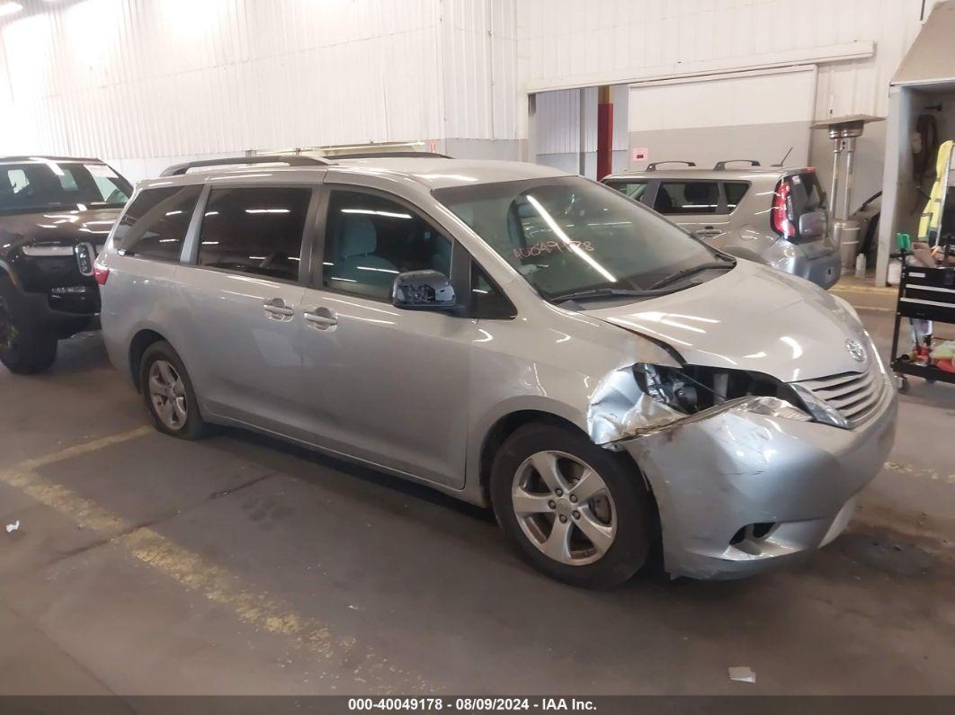 2017 TOYOTA SIENNA LE 8 PASSENGER Silver  Gasoline 5TDKZ3DC3HS830808 photo #1