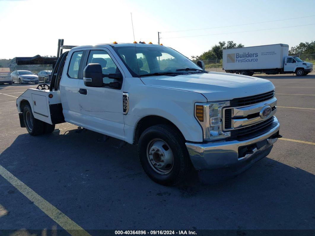 2017 FORD F-350 CHASSIS XL White  Gasoline 1FD8X3G67HEE66402 photo #1